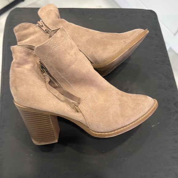Trends Up Collection Tan Suede Ankle Boots.  Sz 8 - Picture 2 of 13